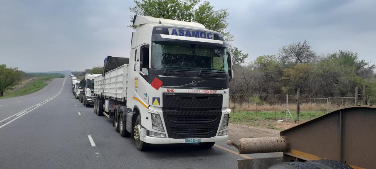 Comboio de camiões ASAMOC em estrada